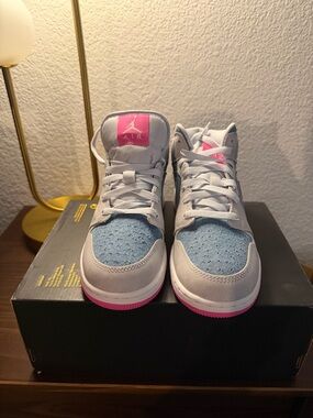 Jordan 1 Mid-5.5Y